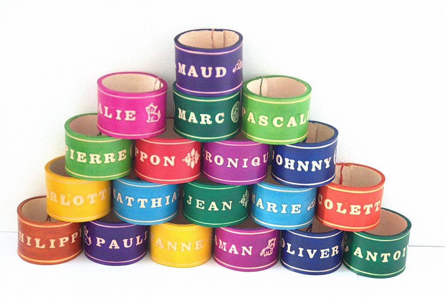 Ronds de serviette en cuir personnalisés et colorés.