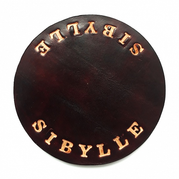 Dessous de verre en cuir personnalisé avec le prénom Arthur.