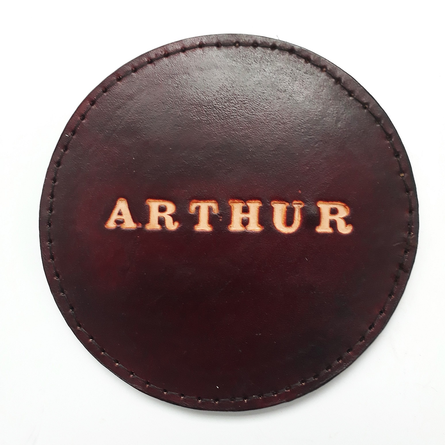 Dessous de verre en cuir personnalisé avec le prénom Arthur.